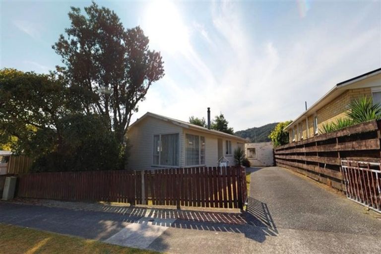 Photo of property in 15 Mitimiti Grove, Wainuiomata, Lower Hutt, 5014