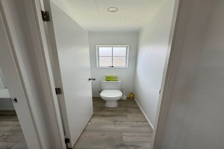 Photo of property in 31 Barbados Drive, Unsworth Heights, Auckland, 0632