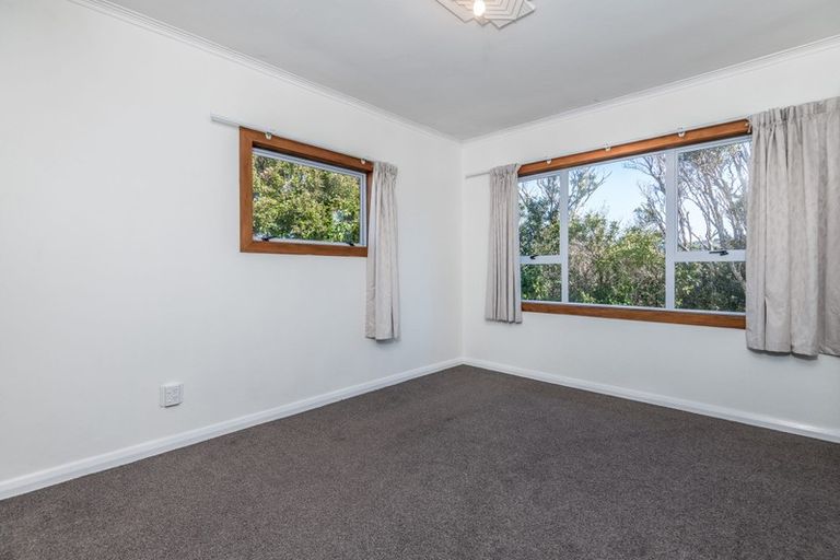 Photo of property in 11 Miles Crescent, Newlands, Wellington, 6037