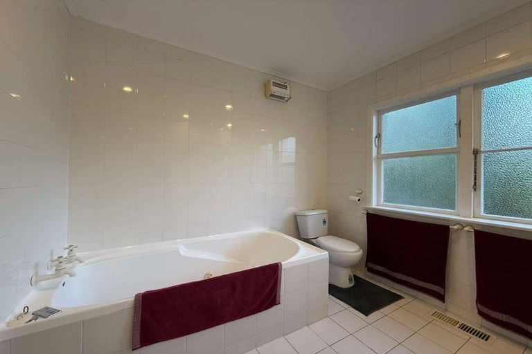 Photo of property in 17 Rakeiora Grove, Korokoro, Lower Hutt, 5012