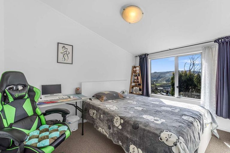Photo of property in 19 Hollydale Grove, Churton Park, Wellington, 6037