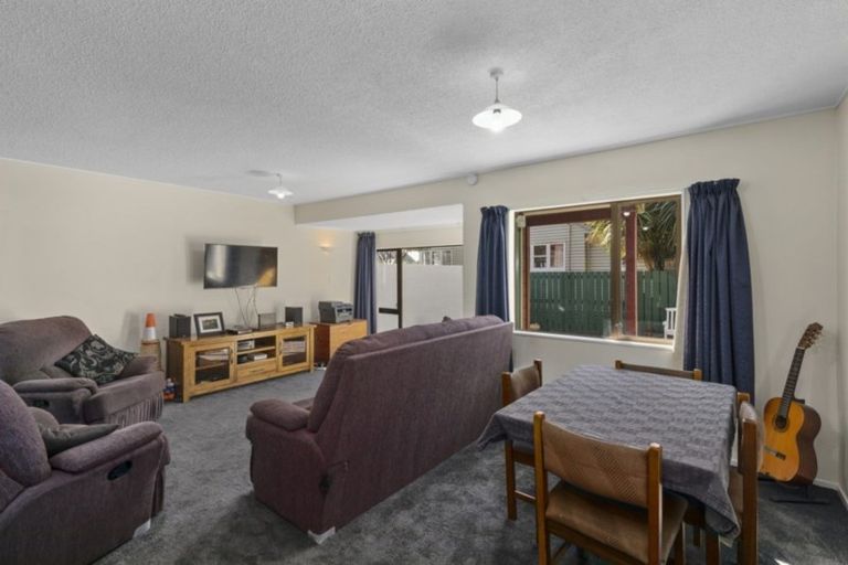 Photo of property in 2/17u Randwick Crescent, Moera, Lower Hutt, 5010