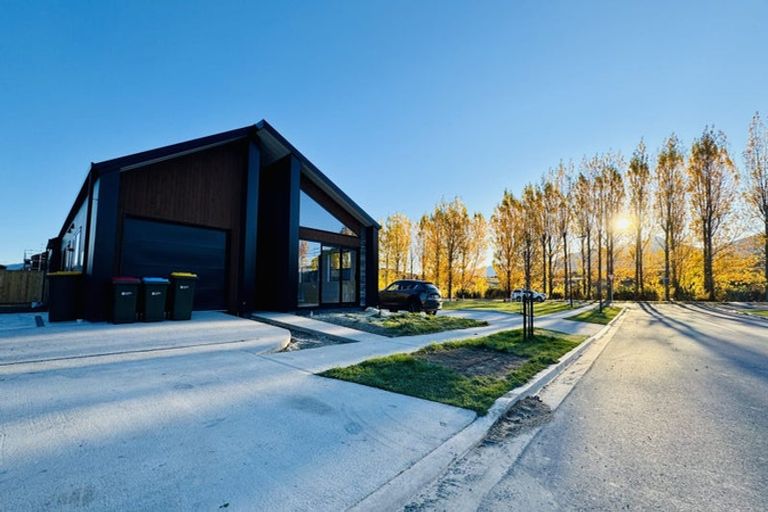 Photo of property in 4 Forage Road, Jacks Point, 9371