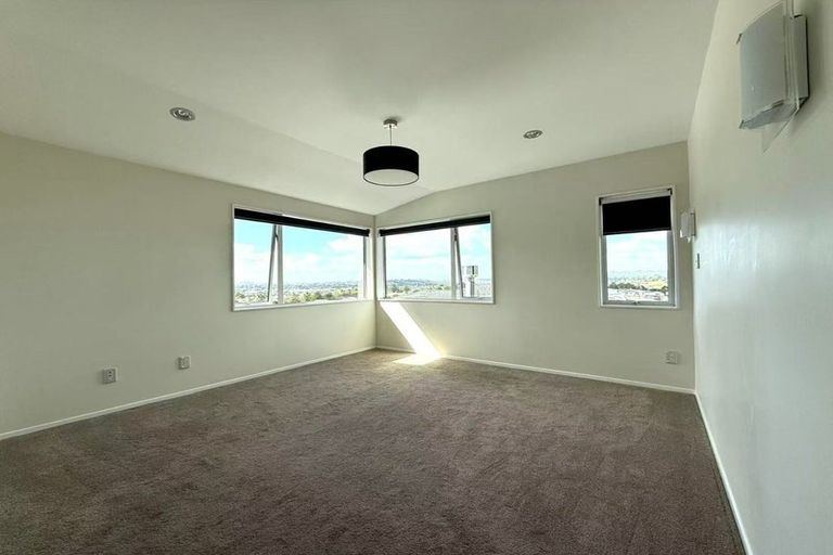 Photo of property in 240 Sturges Road, Henderson, Auckland, 0612