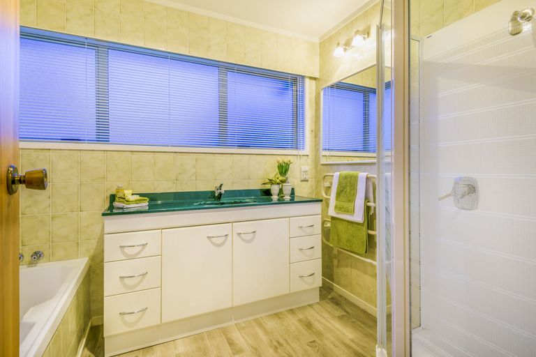 Photo of property in 14 Claresholm Place, Mangere Bridge, Auckland, 2022