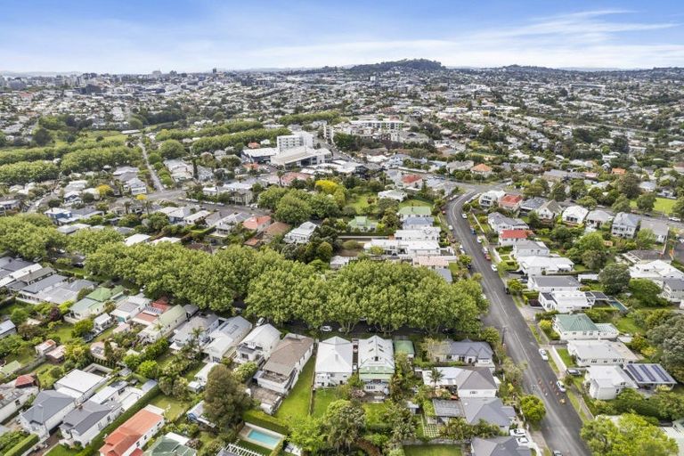 Photo of property in 31 Castle Street, Eltham, 4322