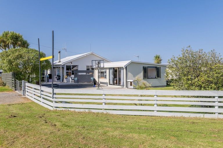 Photo of property in 8 Linklater Avenue, Foxton Beach, Foxton, 4815