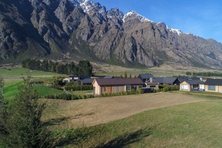 Photo of property in 10 Hovingham Court, Jacks Point, Queenstown, 9371