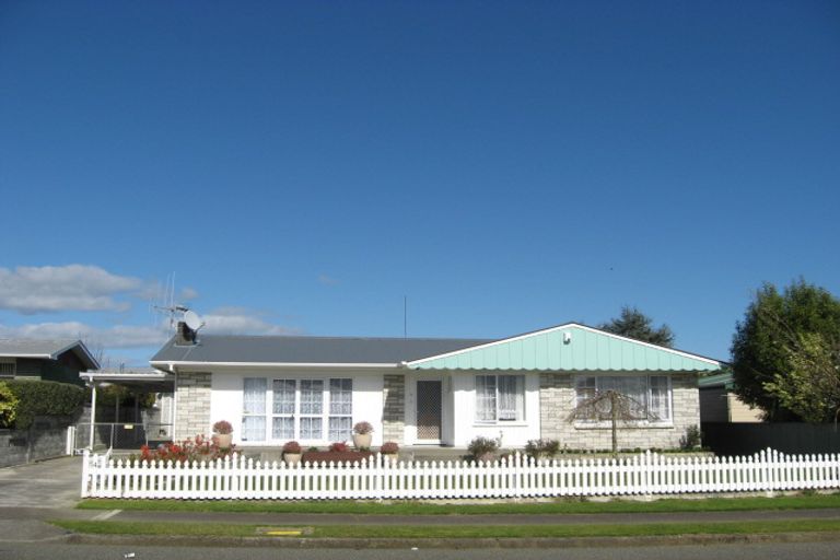 Photo of property in 4 Marlborough Street, Levin, 5510