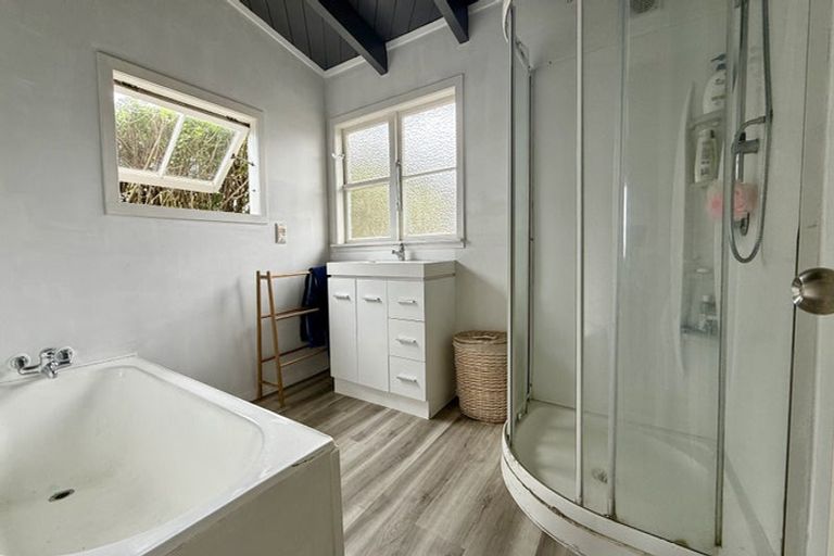 Photo of property in 16 Sea View Road, Leigh, 0985