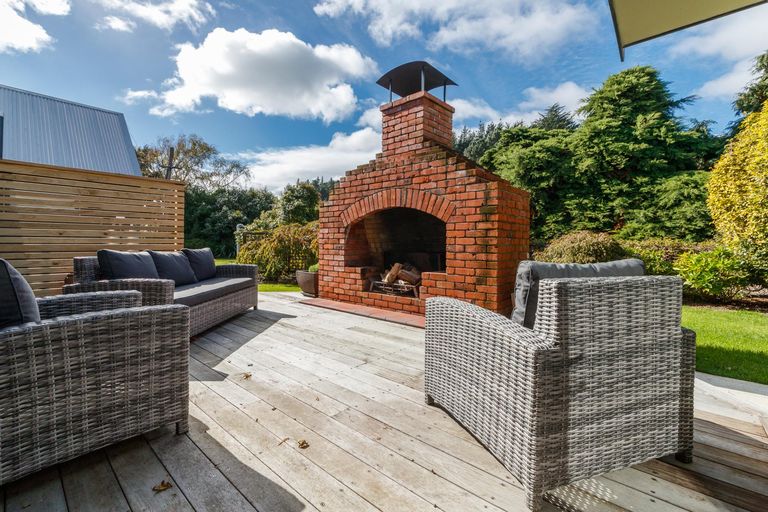 Photo of property in 649 Aokautere Drive, Aokautere, Palmerston North, 4471