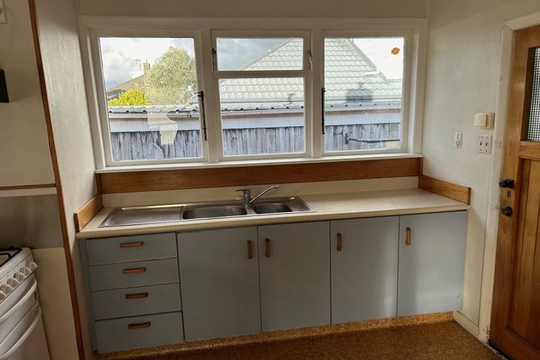 Photo of property in 10 Tilbury Avenue, Hokowhitu, Palmerston North, 4410