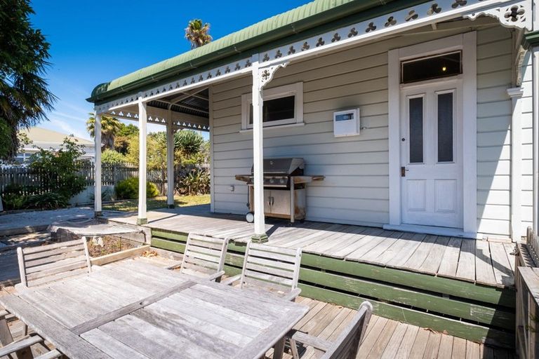 Photo of property in 27 Napier Terrace, Hospital Hill, Napier, 4110