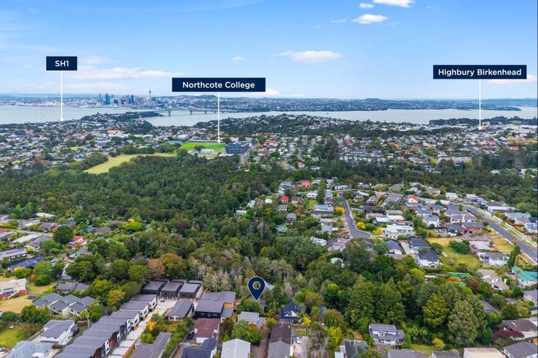 Photo of property in 3/57 Pupuke Road, Birkenhead, Auckland, 0627