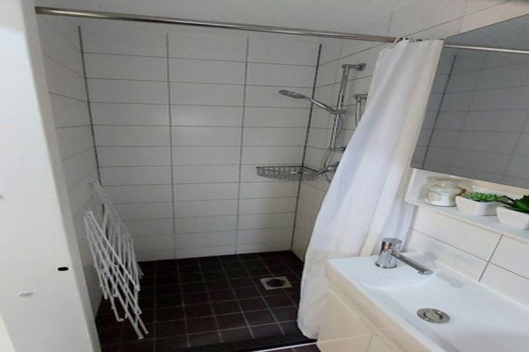 Photo of property in 19 Rauhuia Crescent, Parau, Auckland, 0604