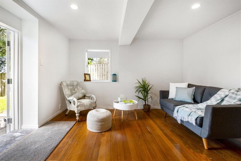 Photo of property in 12 Eastglen Road, Glen Eden, Auckland, 0602