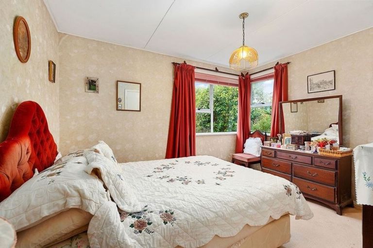 Photo of property in 74 Taylor Terrace, Tawa, Wellington, 5028