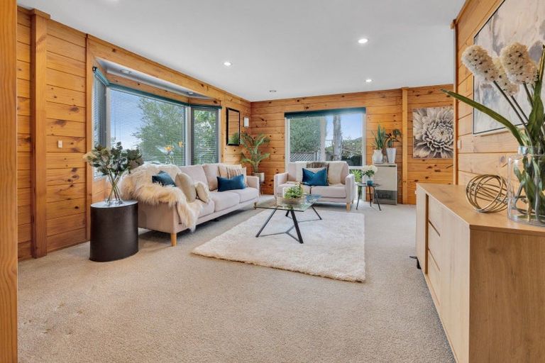 Photo of property in 34 Lochend Place, Highland Park, Auckland, 2010