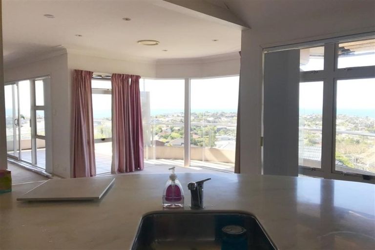 Photo of property in 5 Shearwater Rise, Rothesay Bay, Auckland, 0630