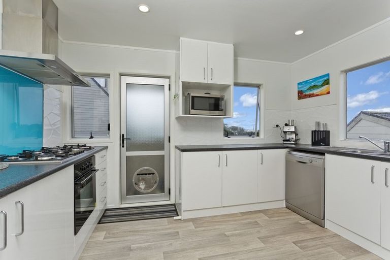 Photo of property in 1/28 Glen Vista Place, Bayview, Auckland, 0629