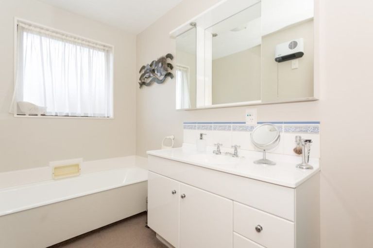 Photo of property in 10 Iona Place, Sockburn, Christchurch, 8042
