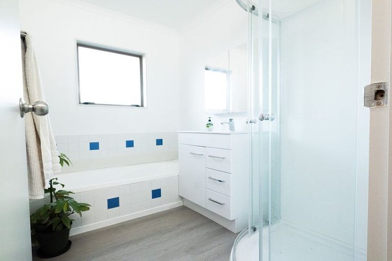 Photo of property in 25 Loughanure Place, Massey, Auckland, 0614