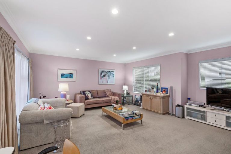 Photo of property in 32 Cherub Place, West Harbour, Auckland, 0618