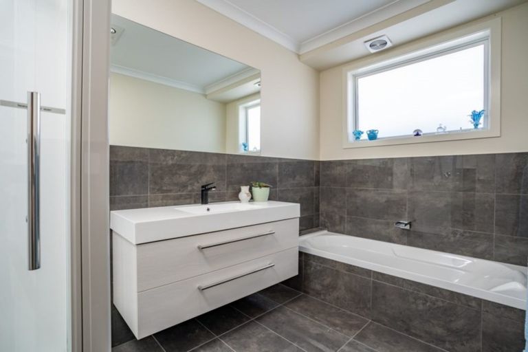 Photo of property in 2 Waitemata Drive, One Tree Point, 0118