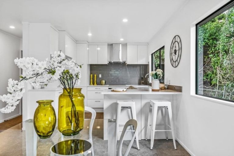 Photo of property in 2/73 Bond Crescent, Forrest Hill, Auckland, 0620