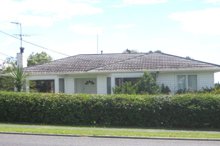 Photo of property in 35 Raleigh Road, Northcote, Auckland, 0627