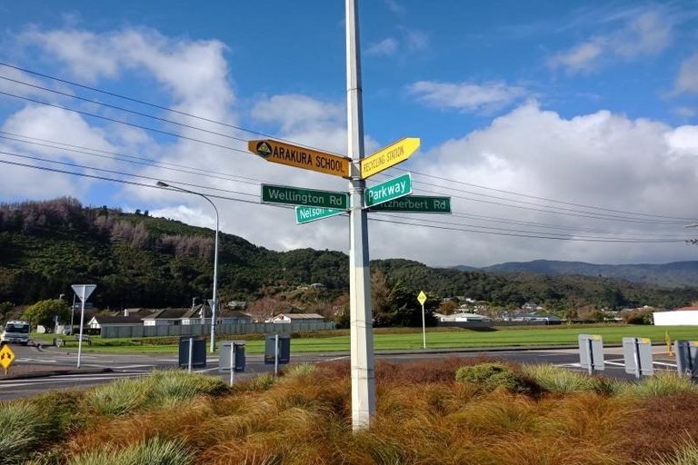 Photo of property in 10 Matthews Road, Wainuiomata, Lower Hutt, 5014