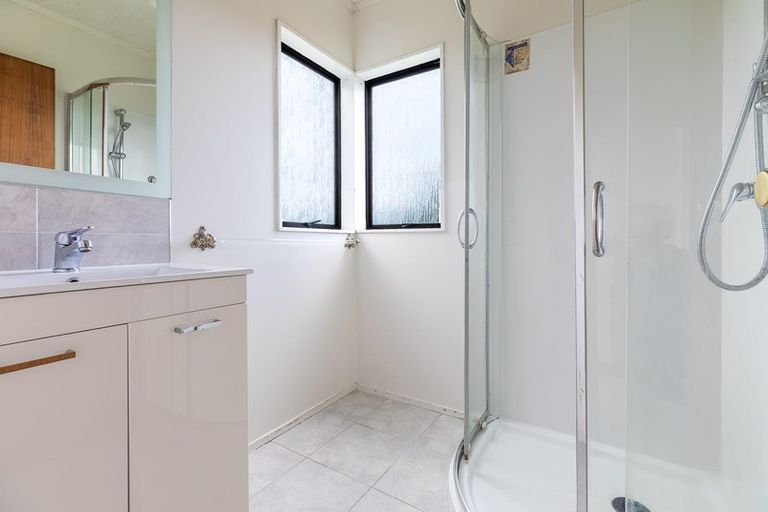 Photo of property in 2/24 Thalia Place, Totara Vale, Auckland, 0629