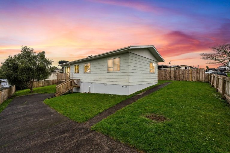 Photo of property in 5 Flaunty Place, West Harbour, Auckland, 0618