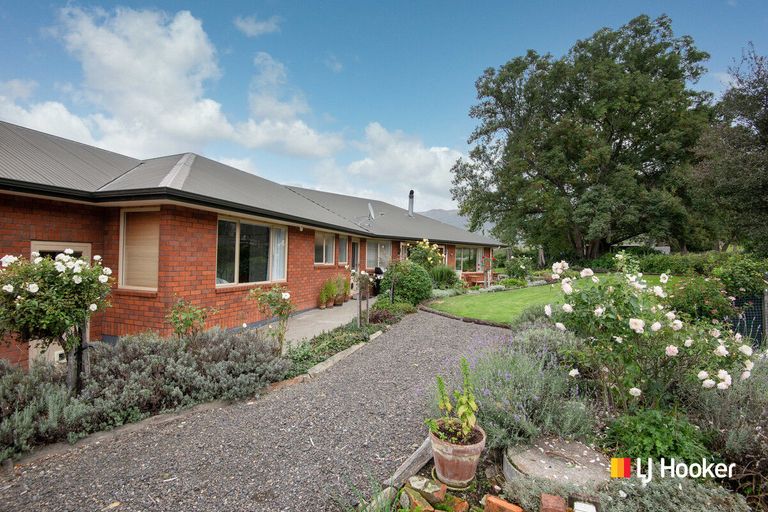 Photo of property in 16 Woodside Road, Woodside, Outram, 9073