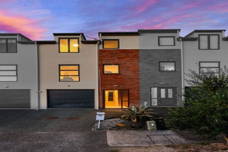 Photo of property in 35 Barnea Circle, Glen Eden, Auckland, 0602