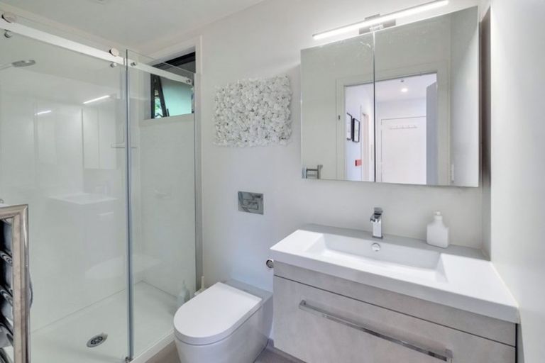 Photo of property in 1/3 Beach Road, Northcote Point, Auckland, 0627