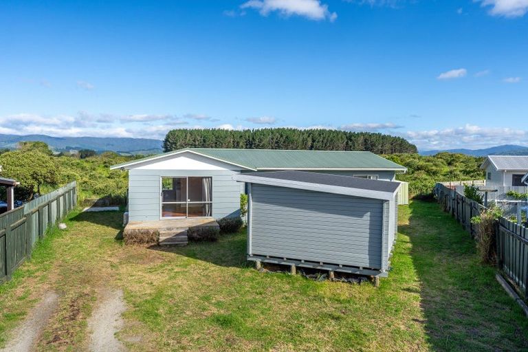 Photo of property in 13 Simcox Street, Otaki Beach, Otaki, 5512