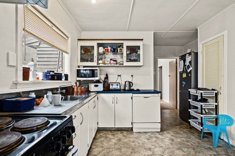 Photo of property in 96 Omata Road, Marfell, New Plymouth, 4310