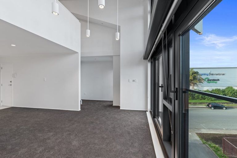 Photo of property in 17f/30 Westward Ho, Glen Eden, Auckland, 0602
