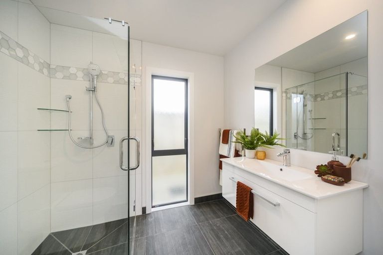 Photo of property in 95 Johnstone Drive, Fitzherbert, Palmerston North, 4410