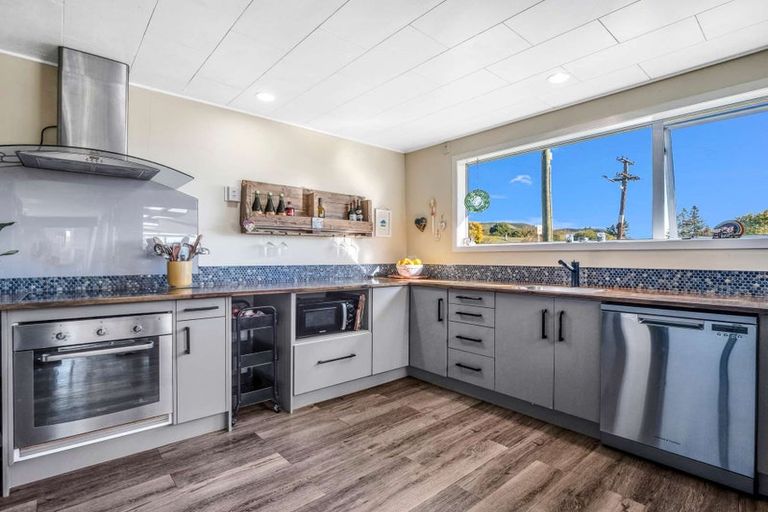 Photo of property in 37 Kawaha Point Road, Fairy Springs, Rotorua, 3015