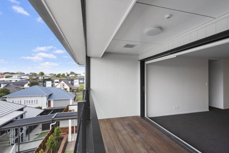 Photo of property in 1/4045f Great North Road, Glen Eden, Auckland, 0602