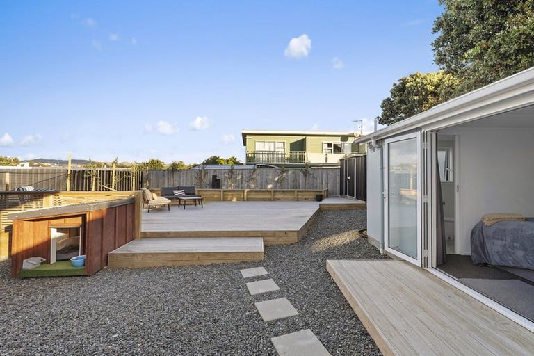 Photo of property in 3 Terrace Road, Titahi Bay, Porirua, 5022