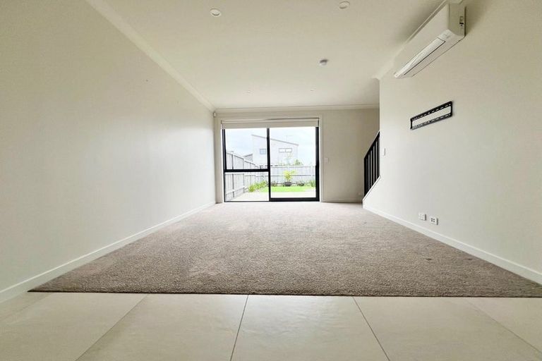 Photo of property in 28 Rauriki Lane, Rosehill, Papakura, 2113