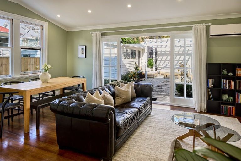 Photo of property in 25 Newman Terrace, Thorndon, Wellington, 6011