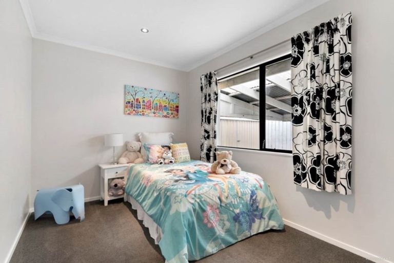 Photo of property in 1 Clarion Place, Glendene, Auckland, 0602