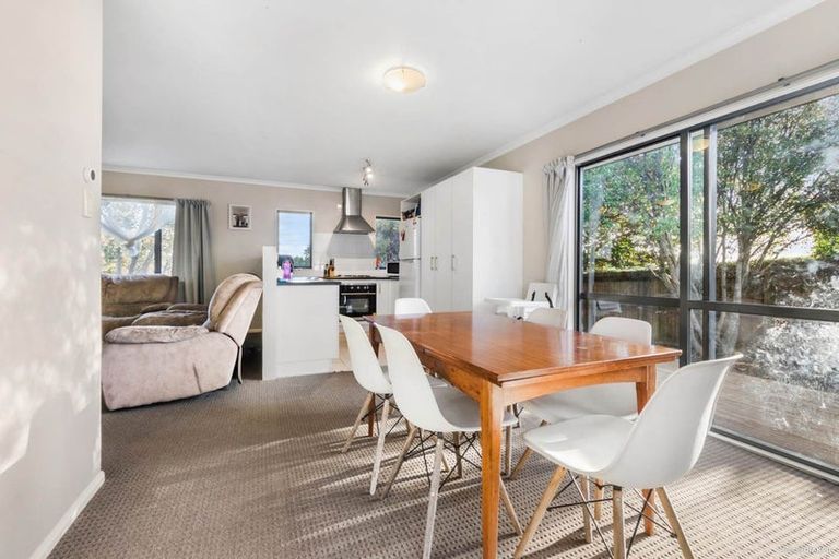 Photo of property in 1 Rixon Place, Te Atatu Peninsula, Auckland, 0610