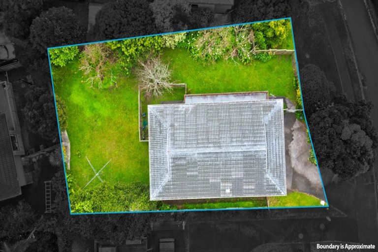 Photo of property in 2 Kingussie Place, Highland Park, Auckland, 2010