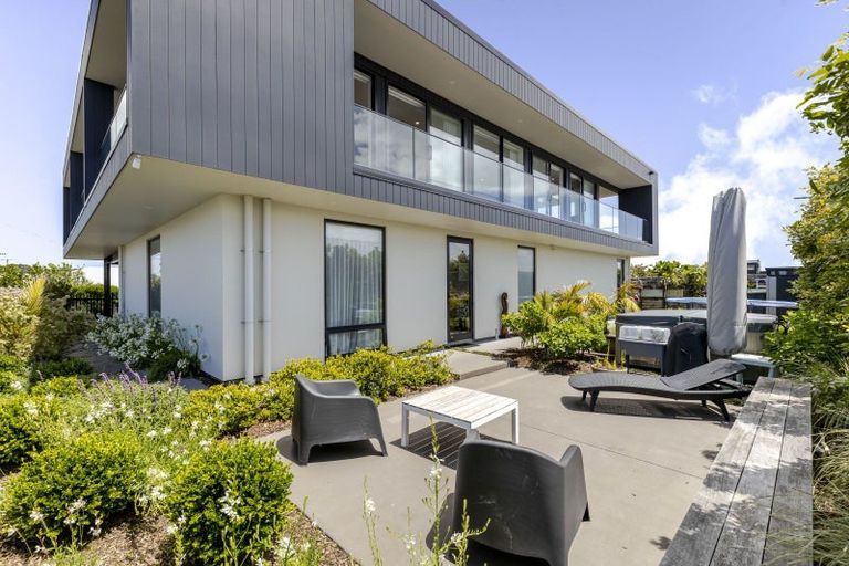 Photo of property in 8 Kowhai Street, Strandon, New Plymouth, 4312