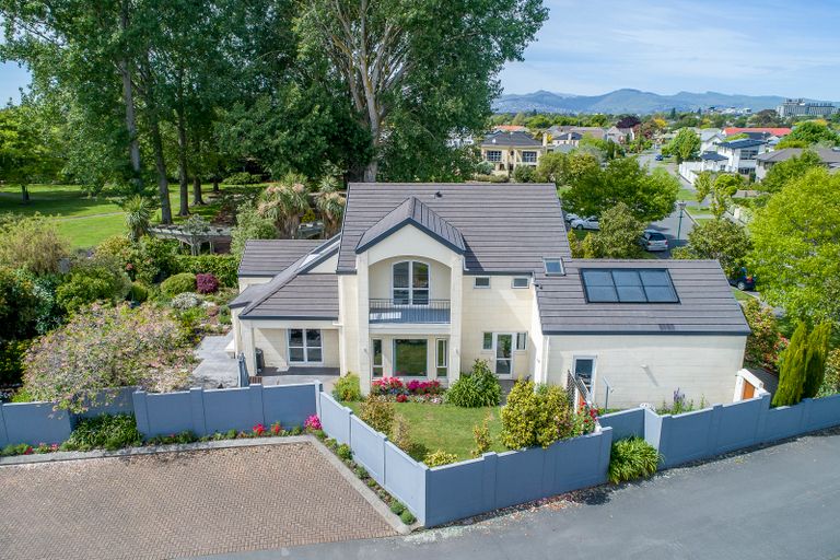 Photo of property in 30 Chateau Drive, Burnside, Christchurch, 8053